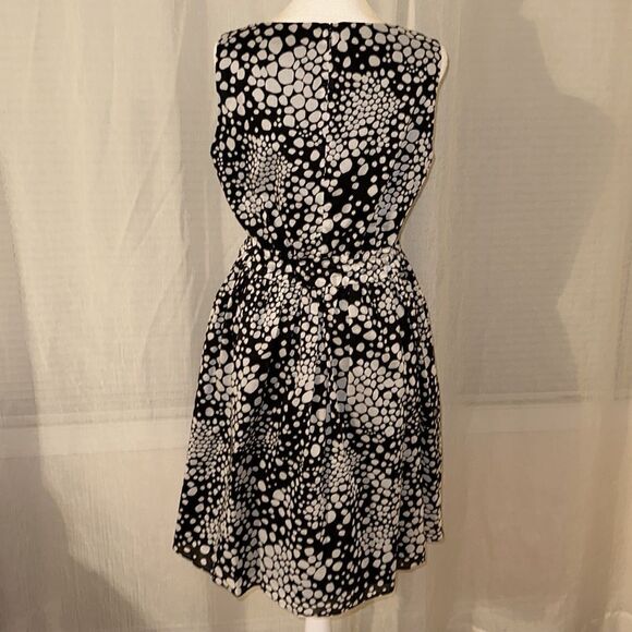 MK 12 Black White Spotted Polka Pebbles Sleeveless Faux Wrap V-Neck A-Line Dress - Picture 2 of 13
